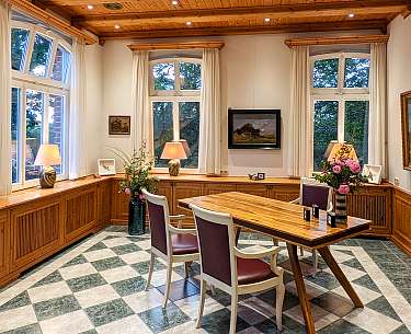 Trauzimmer mit Fenster, Tisch und Stühle