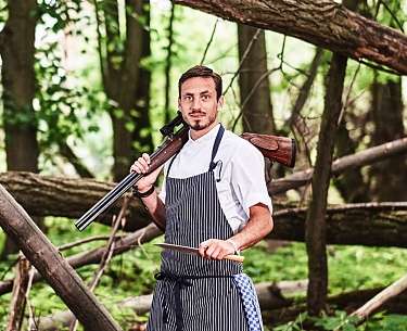 Gastgeber und Chefkoch Valentin Rottner auf der Jagd