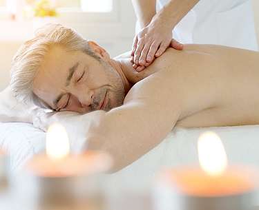 Ein Mann erhält eine entspannende Massage