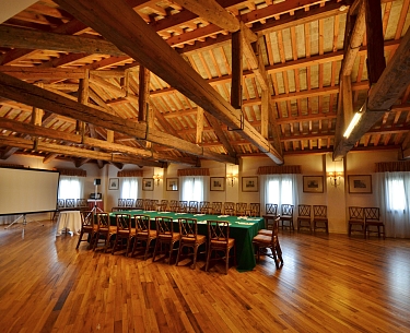 Blick in den großen Tagungssaal bei Tageslicht 