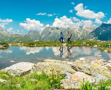 Ein Pärchen wandert im Sommer in den Bergen nahe des Romantik Wanderhotels 