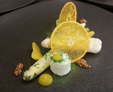 Vorspeise mit weißem Spargel