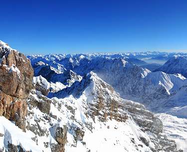 Deutschlands höchster Berg, die Zugspitze im Schnee