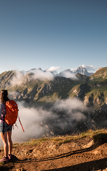 Zwei junge Frauen blicken in das Tal nahe des Romantik Wanderhotels 